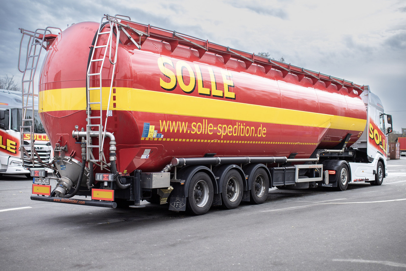 Semi-remorque silo basculante